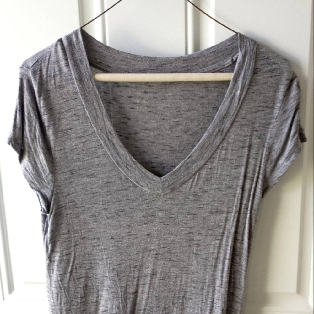 🦋Gray v-neck fitted t-shirt🦋 - Picture 2 of 3